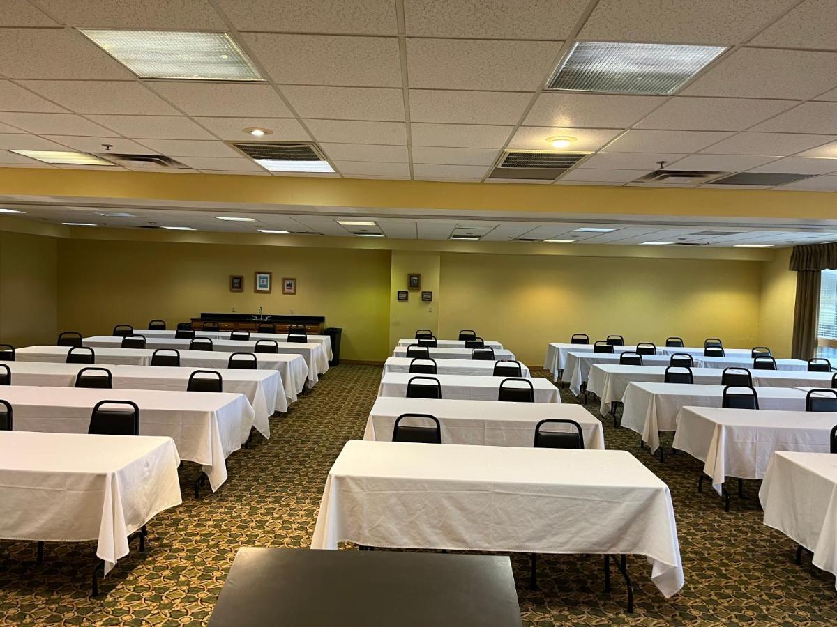 Days Inn & Suites By Wyndham Sutton Flatwoods Bagian luar foto